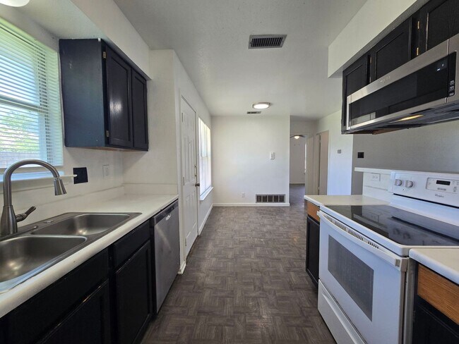 Foto del edificio - PRICE REDUCTION - AVAILABLE NOW!