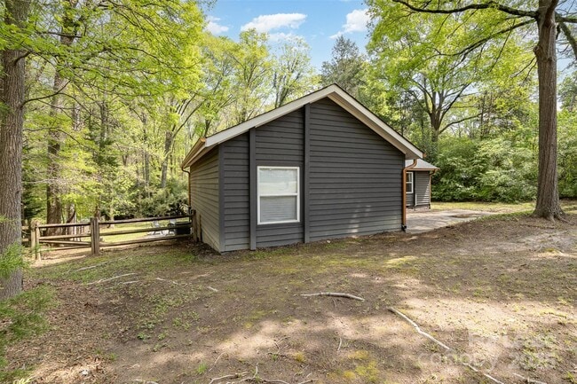 Building Photo - 6618 Lakeside Dr