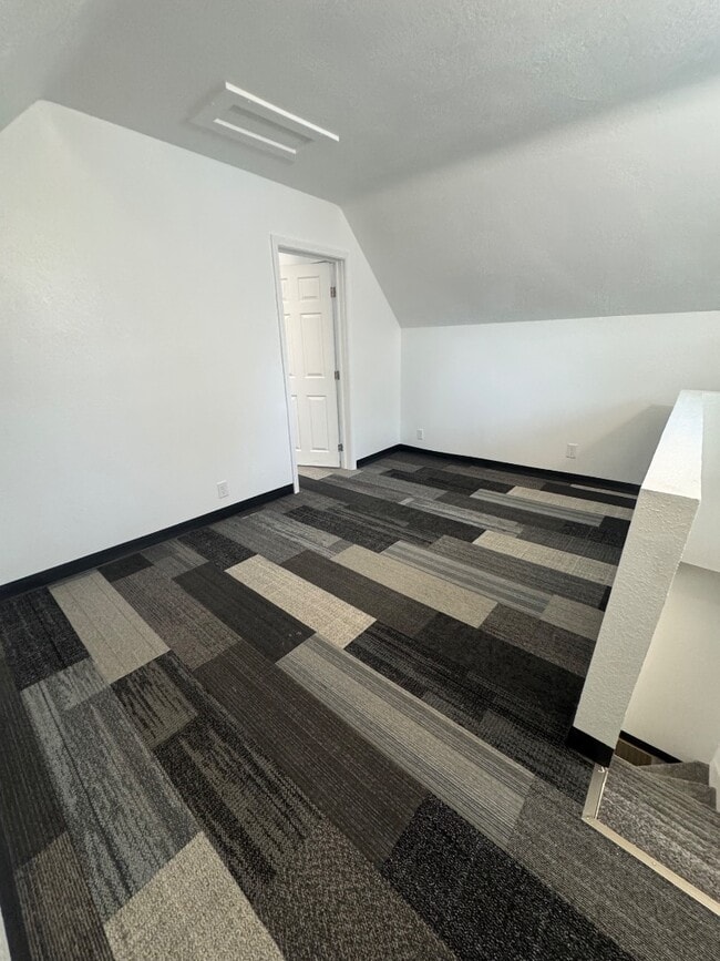 Building Photo - 315 W Oakridge Ave