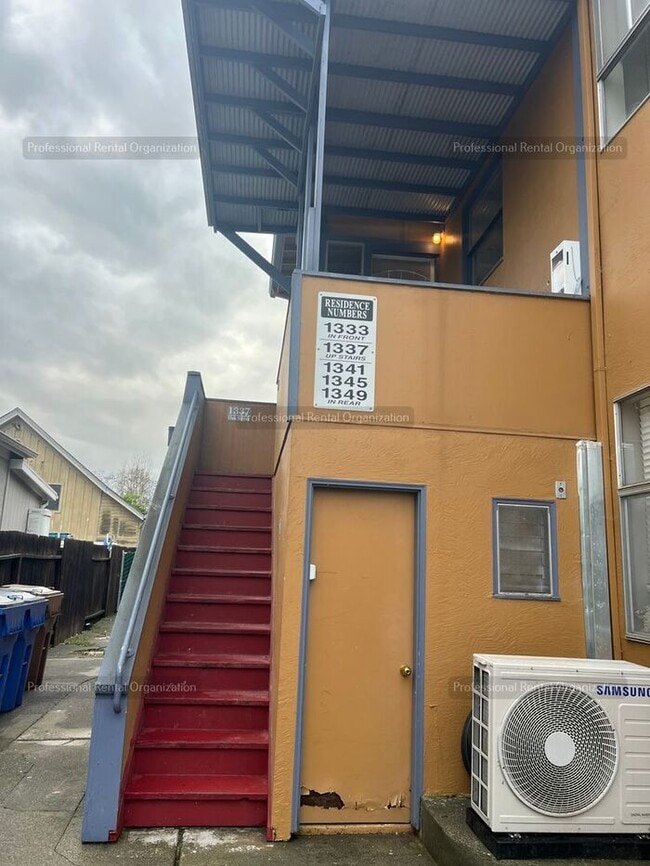 Building Photo - 1337 Oak St