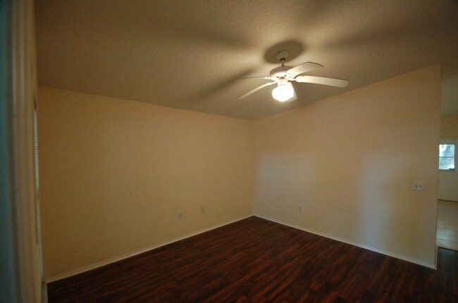 Building Photo - 4 Bedroom and a Nice Yard!!