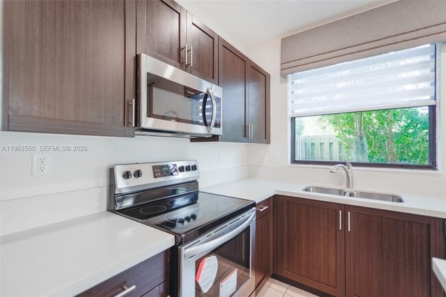 Foto del edificio - 20814 NE 5th Ct