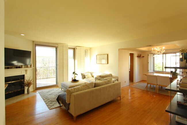 Building Photo - 439 N Doheny Dr