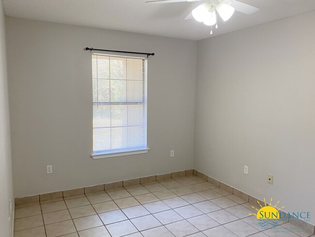 Foto del edificio - Nice 2 Bedroom Duplex in Navarre!
