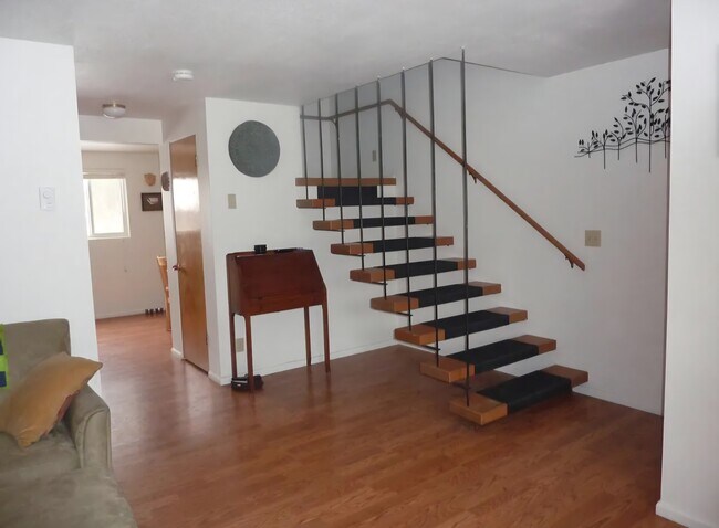 Foto del edificio - 317 NW Webb St
