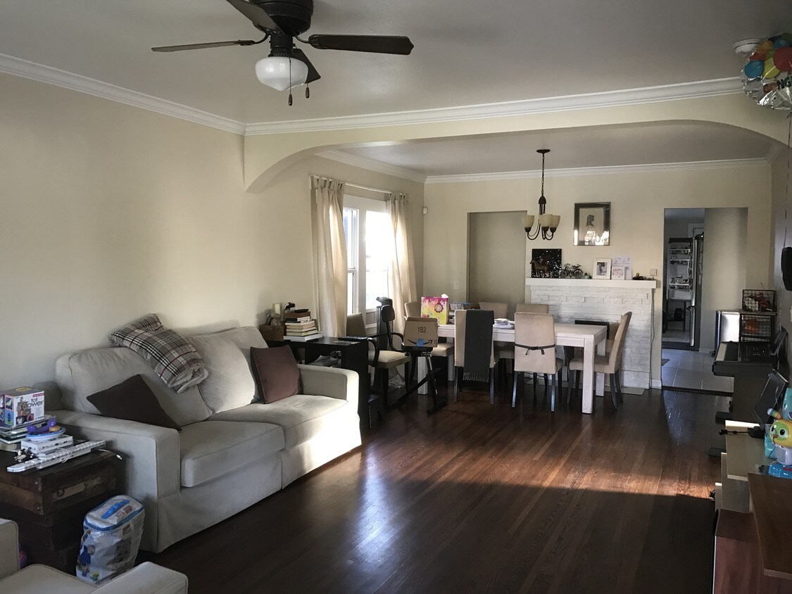 Living Room - 986 E 51st St