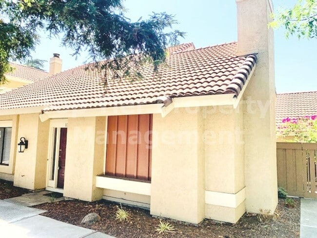 Foto del edificio - Beautifully updated 2 Bd/2 Ba, 1500 sf Walnut Creek Townhouse in desirable Rancho Dorado HOA avai...