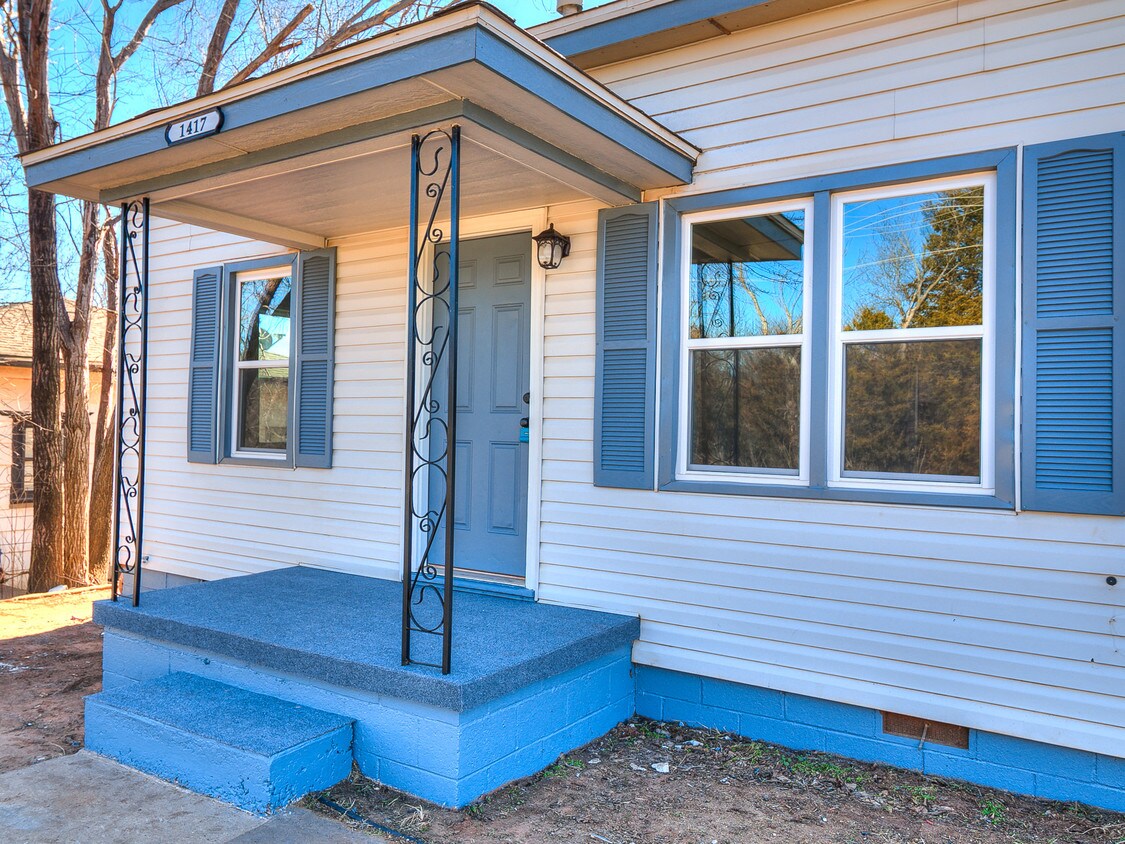 Primary Photo - 1417 W College Ave