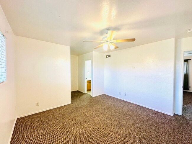Foto del edificio - Spacious 2 Bedroom + 2 Bathroom Townhome w...