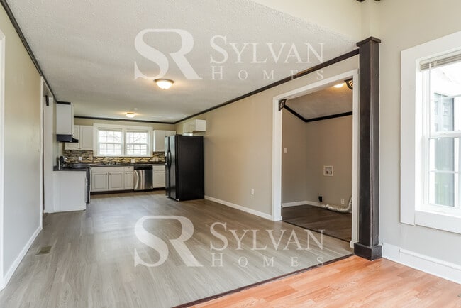 Building Photo - Cute, cozy and comfortable
