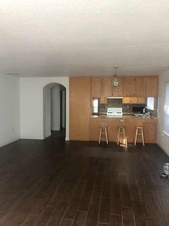 Foto del edificio - 4 br, 2 bath House - 1317 LOS ROBLES BLVD.