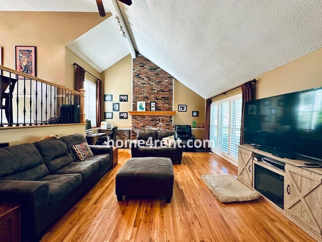 Foto del edificio - A Lovely, Four Bedroom Lenexa Home w/ Wood...