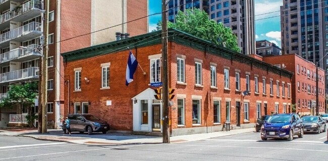 Building Photo - 213 Kent St