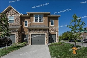 Building Photo - 15852 Valley View Dr