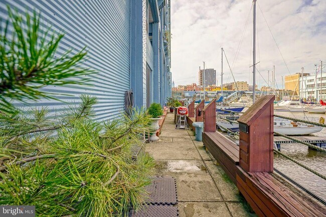 Foto del edificio - 3 N Christopher Columbus Blvd