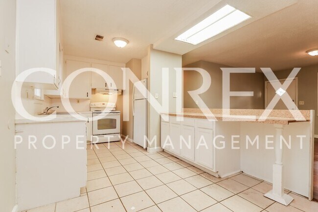 Building Photo - Great Charleston Home Centrally Located!
