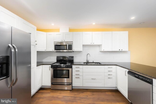 Building Photo - 825 Hollins St