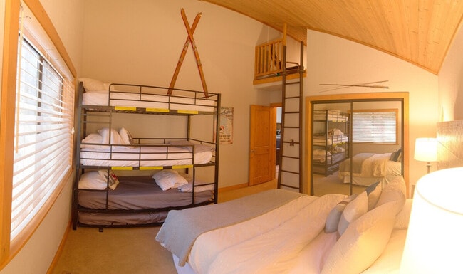 Building Photo - 14745 Davos Dr