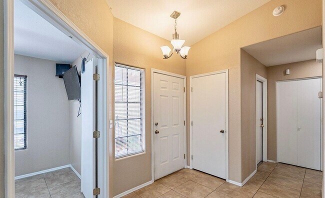 Foto del edificio - 8527 N Spring Creek Dr