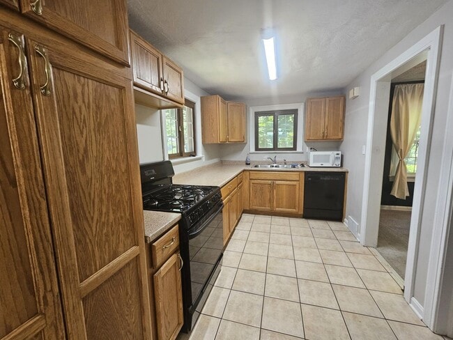 Building Photo - Spacious 5-Bedroom 2.5 Bath Home