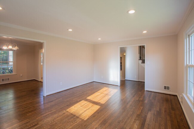 Building Photo - Amazing 4 BR/2.5 BA Single-Family Home in ...