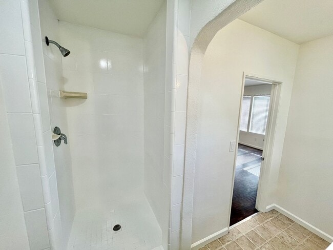 Building Photo - Spacious Studio with Archways, Kitchen Isl...