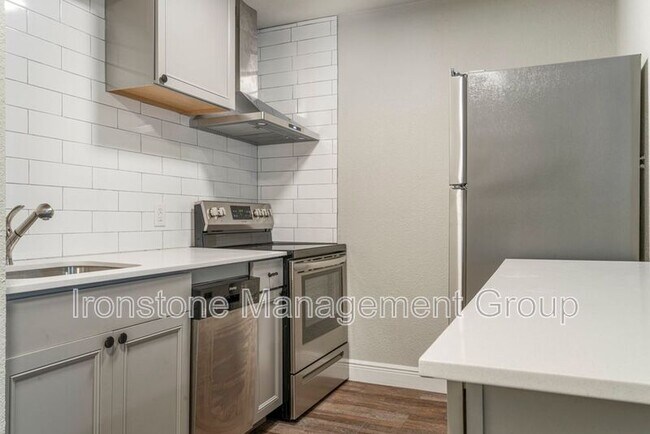 Foto del edificio - 2618 E 8th St