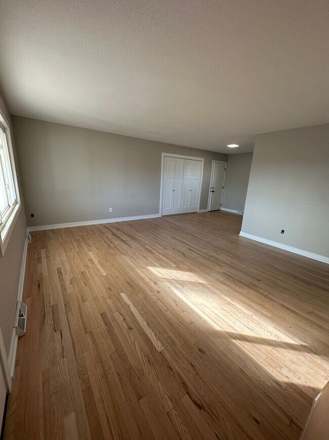 Building Photo - 3 Bedroom, 1 Bathroom House with Attached Garage