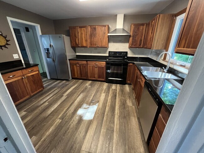 Foto del edificio - "Charming 3-Bedroom Retreat with Granite Elegance & Cozy Fireplace in Kernersville!"