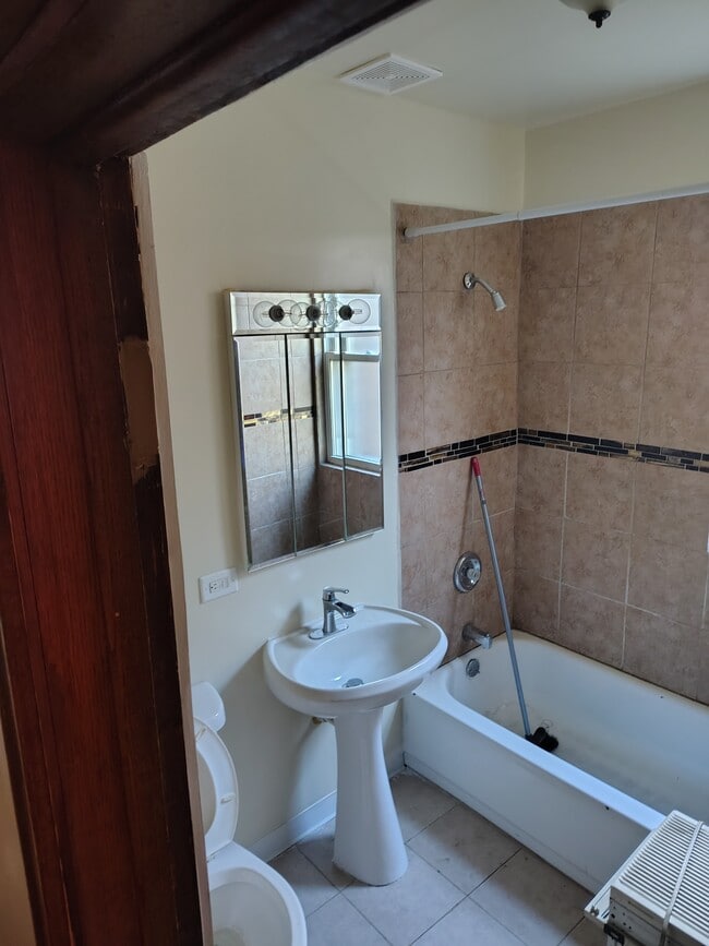 Baño - 3224 W Lexington St