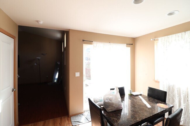 Building Photo - 3 Bed 2.5 Bath - 3 Car Garage - Groups -  ...