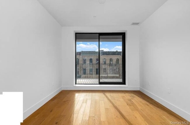 Foto del edificio - 499 Evergreen Ave