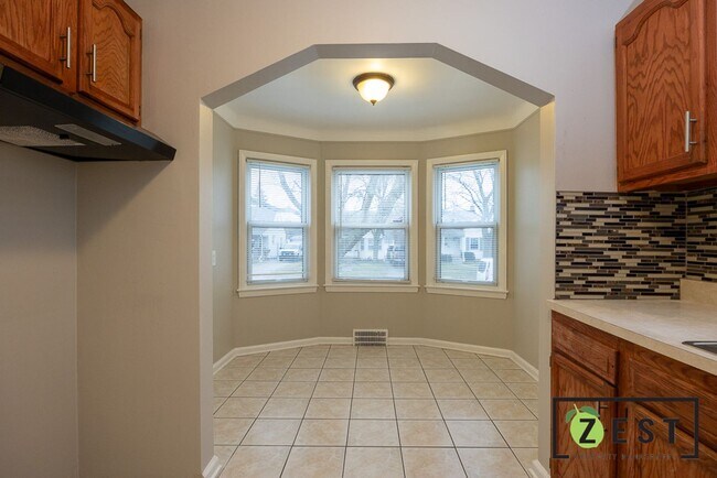 Building Photo - Charming and Well-Maintained 3-bedroom