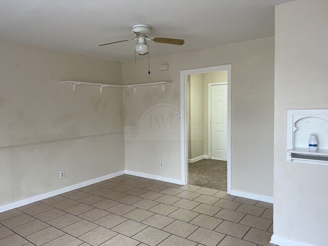 Foto del edificio - 1807 Poage Ave