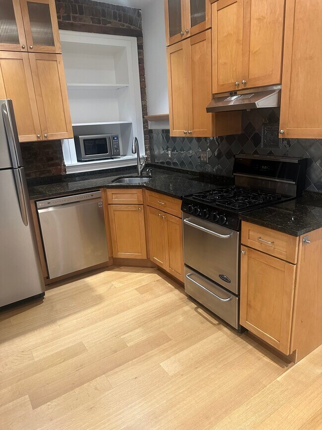 Granite counter /Stainless steel appliances - 30 Downing St