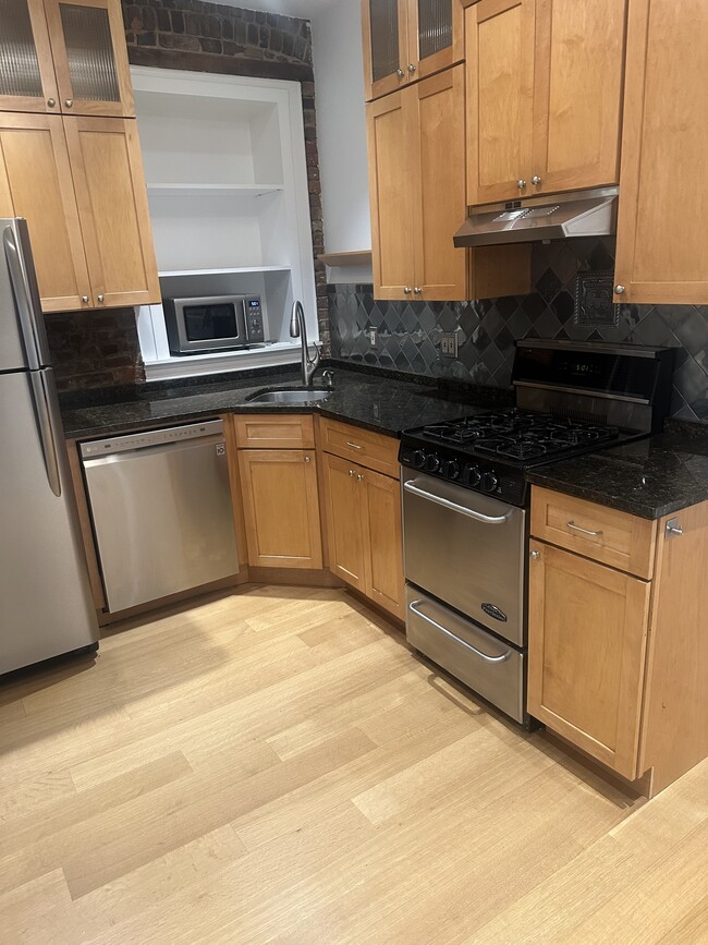 Granite counter /Stainless steel appliances - 30 Downing St