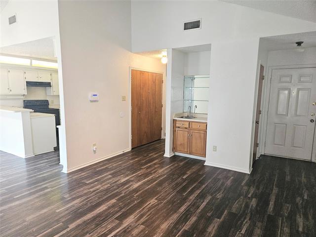 Foto del edificio - 7601 Creekmoor Dr