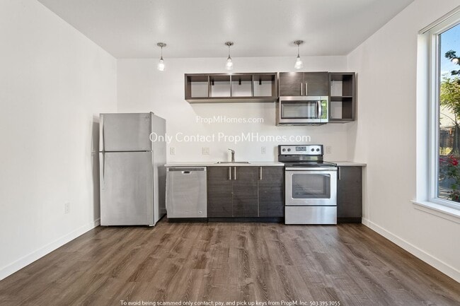 Building Photo - Charming Condo with Modern Amenities in Prime NE Portland Location!