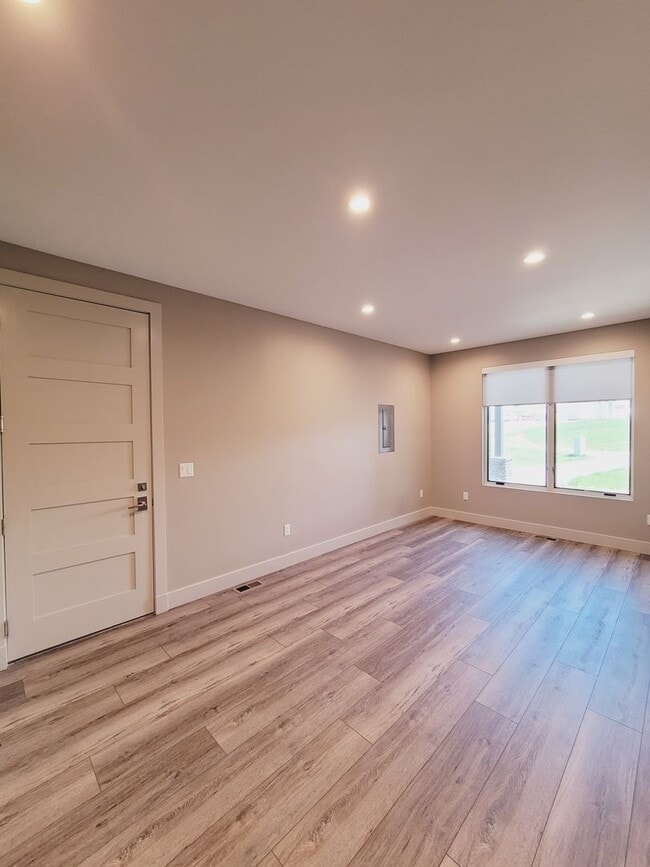 Building Photo - Amazing Garden Side Condo in Black Bull