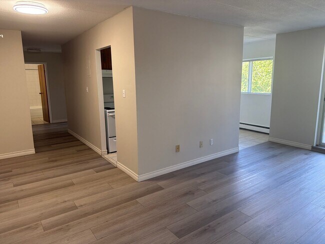 Building Photo - UPDATED 2 BEDROOM UNIT IN NORTH EAST WATERLOO
