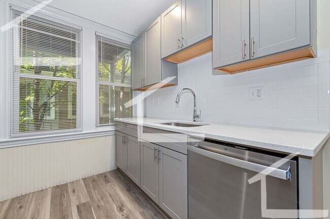 Foto del edificio - Pets Friendly, In-Unit Washer and Dryer, O...