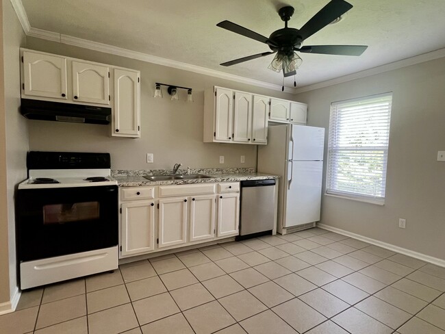 Building Photo - 1404 Hicks Rd