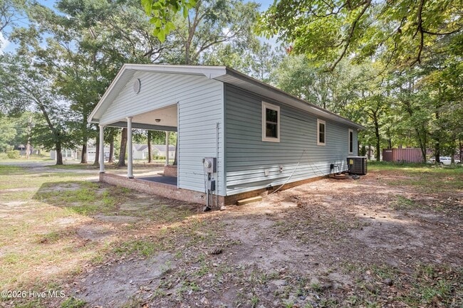 Building Photo - 1070 River Dr SW
