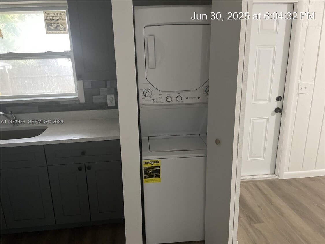 Building Photo - 4000 Greenwood Ave