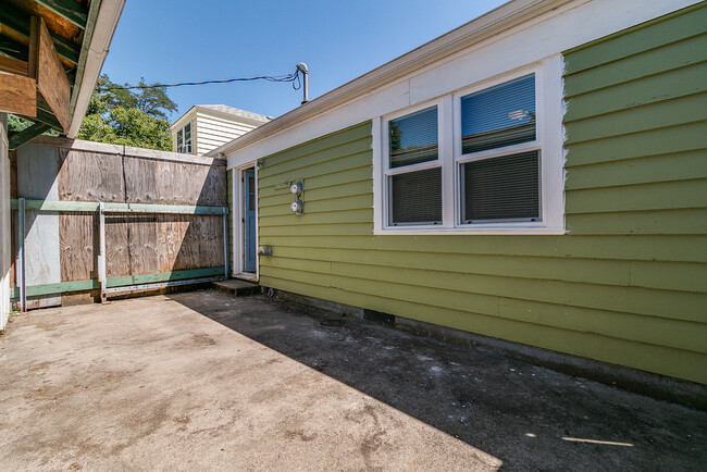 Building Photo - Great 2-Bedroom, 1-Bath Duplex With New Up...