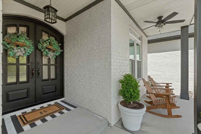 Foto del edificio - unning custom-built home on a full acre in...