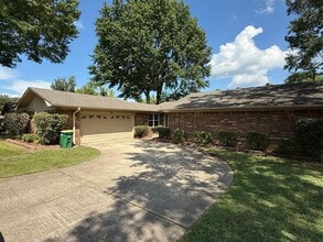 Building Photo - 802 Holly Gail St