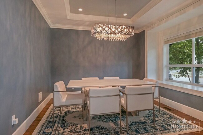 Photo du bâtiment - Beautiful 3 bedroom custom built fully fur...