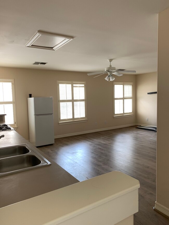 Building Photo - 4928 Mimosa Dr