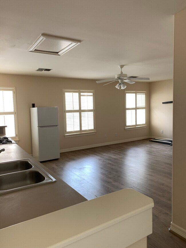 Building Photo - 4928 Mimosa Dr